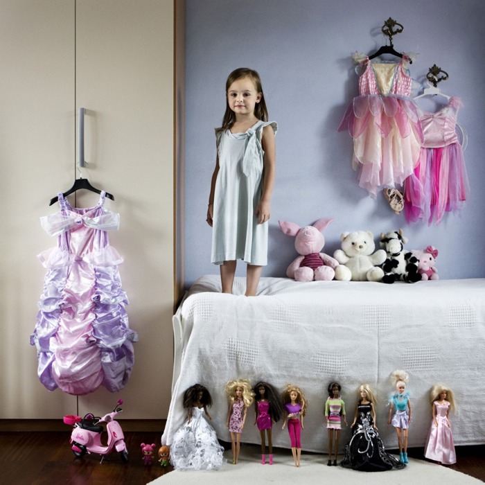 Kinderen van over de hele wereld tonen hun speelgoed Kinderen van over de hele wereld tonen hun speelgoed